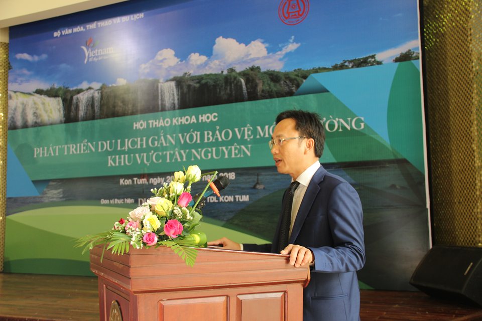 Ông Lại Xuân Lâm - Phó Chủ tịch UBND tỉnh Kon Tum phát biểu chào mừng hội thảo